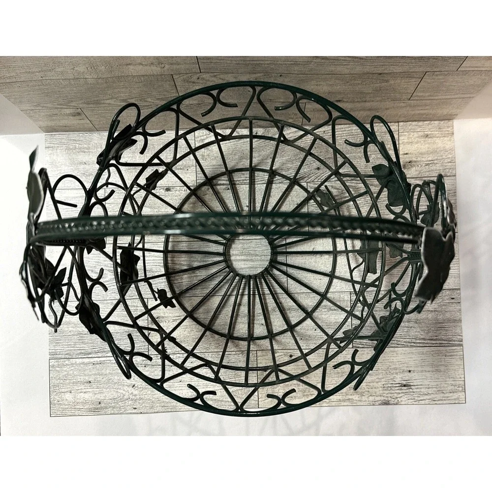 Green Wire Basket w/‎ Leaves 12.5x10